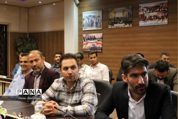 جلسه شورای اداری در آموزش و پرورش ناحیه یک بهارستان