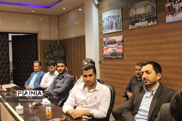 جلسه شورای اداری در آموزش و پرورش ناحیه یک بهارستان