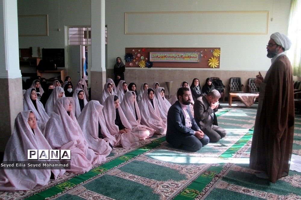 برپایی نماز جماعت در هنرستان دخترانه الکوثر قیامدشت در راستای اجرای طرح نور چشم