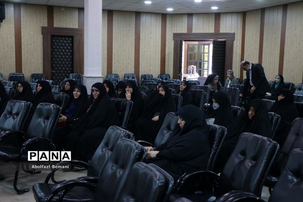 رونمایی از کتاب «اولین برف» در قم