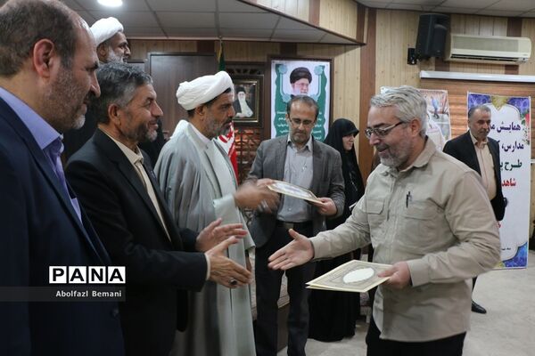 رونمایی از کتاب «اولین برف» در قم