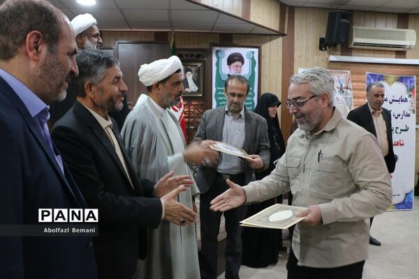 رونمایی از کتاب «اولین برف» در قم