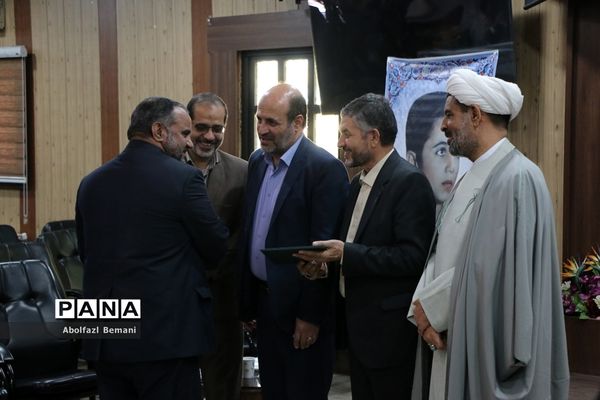 رونمایی از کتاب «اولین برف» در قم