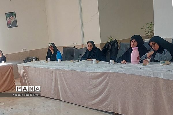 برگزاری کارگاه آموزشی درس فارسی پایه اول ابتدایی در آموزش و پرورش رودهن