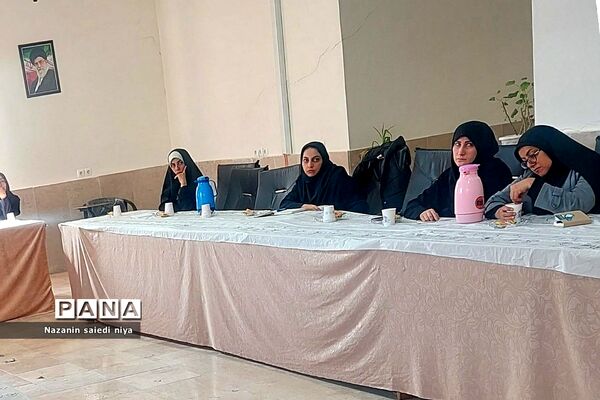 برگزاری کارگاه آموزشی درس فارسی پایه اول ابتدایی در آموزش و پرورش رودهن