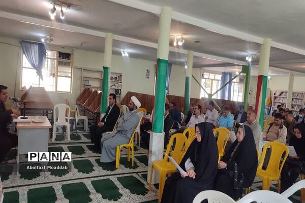 جلسه انجمن اولیا و مربیان دانش‌آموزان دبیرستان نمونه آیت الله خامنه‌ای کاشمر