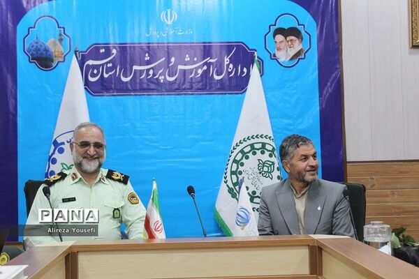 نشست صمیمی فرمانده انتظامی قم با اعضای سازمان دانش‌آموزی