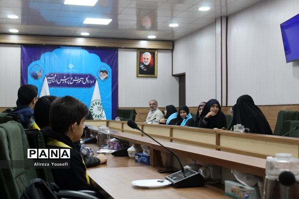 نشست صمیمی فرمانده انتظامی قم با اعضای سازمان دانش‌آموزی