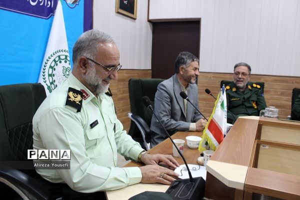 نشست صمیمی فرمانده انتظامی قم با اعضای سازمان دانش‌آموزی