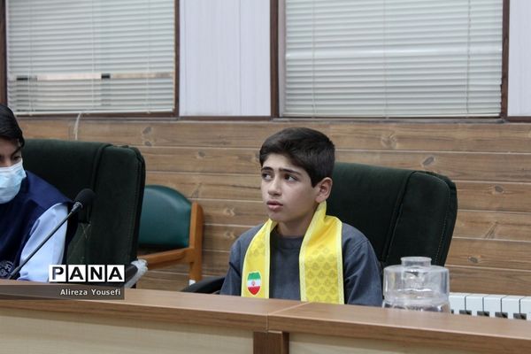 نشست صمیمی فرمانده انتظامی قم با اعضای سازمان دانش‌آموزی