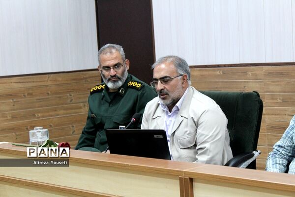 نشست صمیمی فرمانده انتظامی قم با اعضای سازمان دانش‌آموزی