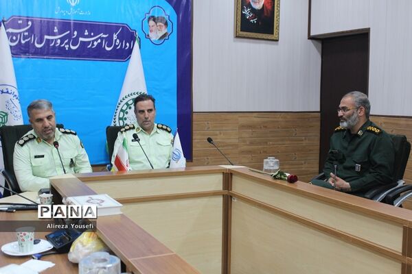 نشست صمیمی فرمانده انتظامی قم با اعضای سازمان دانش‌آموزی
