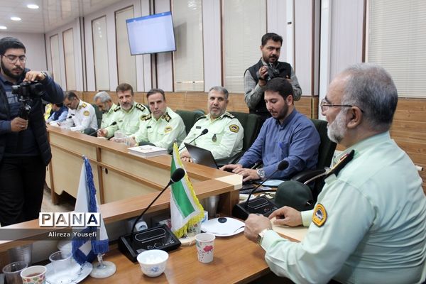 نشست صمیمی فرمانده انتظامی قم با اعضای سازمان دانش‌آموزی