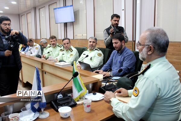 نشست صمیمی فرمانده انتظامی قم با اعضای سازمان دانش‌آموزی
