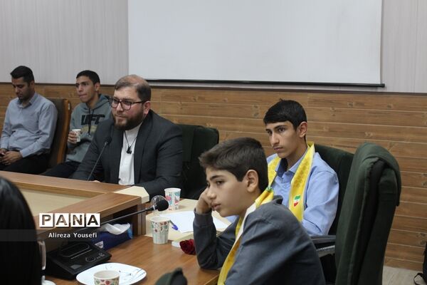 نشست صمیمی فرمانده انتظامی قم با اعضای سازمان دانش‌آموزی
