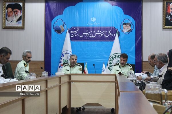 نشست صمیمی فرمانده انتظامی قم با اعضای سازمان دانش‌آموزی
