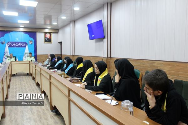 نشست صمیمی فرمانده انتظامی قم با اعضای سازمان دانش‌آموزی