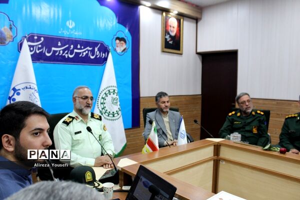 نشست صمیمی فرمانده انتظامی قم با اعضای سازمان دانش‌آموزی