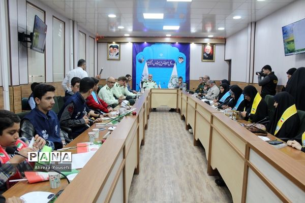 نشست صمیمی فرمانده انتظامی قم با اعضای سازمان دانش‌آموزی