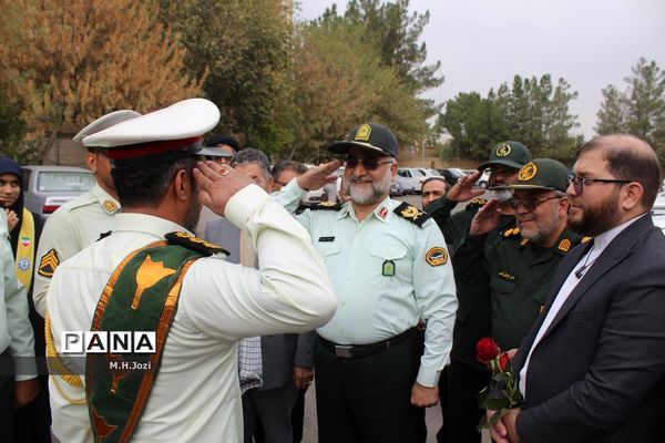 استقبال اعضای سازمان دانش‌آموزی قم از فرمانده انتظامی استان