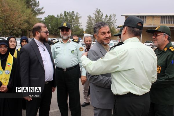 استقبال اعضای سازمان دانش‌آموزی قم از فرمانده انتظامی استان