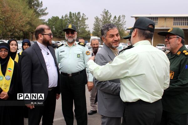 استقبال اعضای سازمان دانش‌آموزی قم از فرمانده انتظامی استان