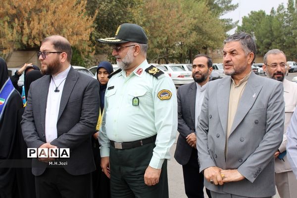 استقبال اعضای سازمان دانش‌آموزی قم از فرمانده انتظامی استان