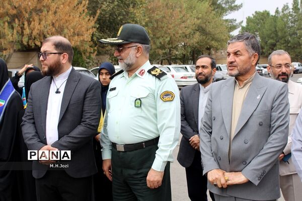 استقبال اعضای سازمان دانش‌آموزی قم از فرمانده انتظامی استان