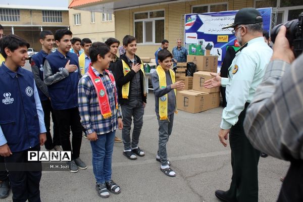 استقبال اعضای سازمان دانش‌آموزی قم از فرمانده انتظامی استان