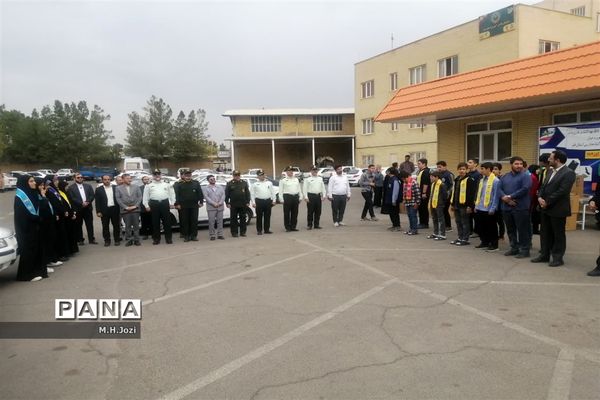 استقبال اعضای سازمان دانش‌آموزی قم از فرمانده انتظامی استان