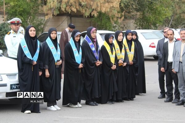 استقبال اعضای سازمان دانش‌آموزی قم از فرمانده انتظامی استان