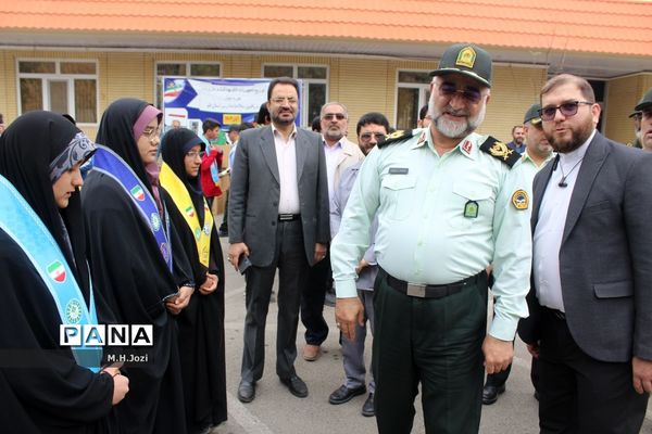 استقبال اعضای سازمان دانش‌آموزی قم از فرمانده انتظامی استان