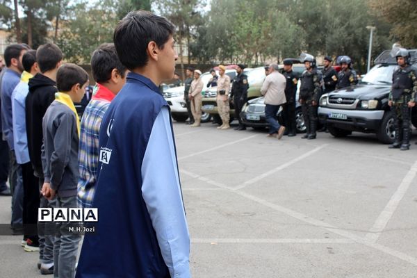 استقبال اعضای سازمان دانش‌آموزی قم از فرمانده انتظامی استان