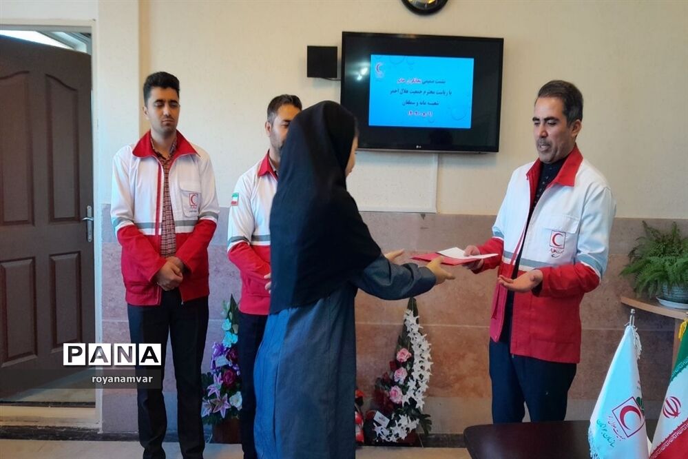 تجلیل ازداوطلبان جمعیت هلال‌احمر شهرستان شهرستان مانه و سملقان