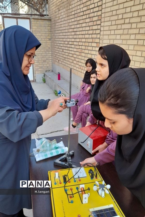 گرامیداشت  روز آزمایشگاه در دبیرستان دخترانه گلستان شهرستان مانه و سملقان