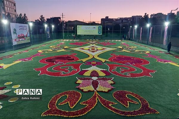 بزرگترین فرش سرگل خاورمیانه برای ششمین بار در محلات