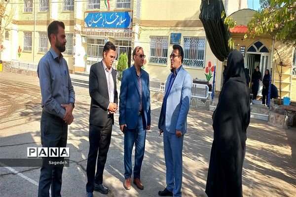 اجرای پروژه آسفالت و زیباسازی حیاط دبیرستان شاهد هاجر شهرستان کاشمر