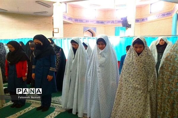 حضور دانش‌آموزان و فرهنگیان در نماز جمعه شهرستان ملارد