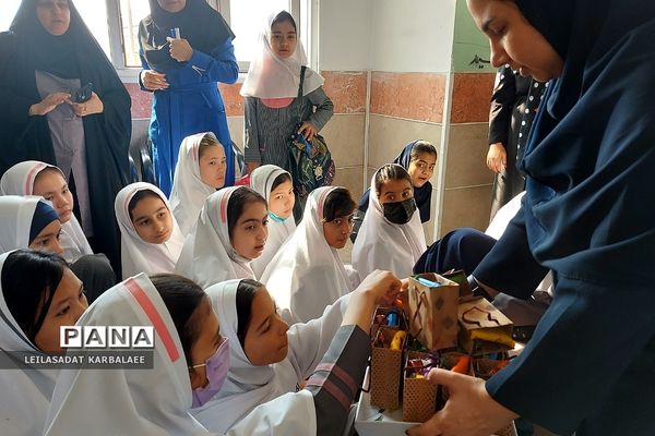 جلسه آموزش بهداشت دوران بلوغ در دبستان دخترانه قیام کهریزک