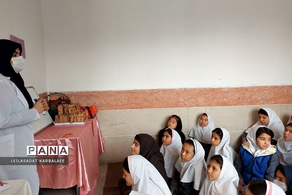 جلسه آموزش بهداشت دوران بلوغ در دبستان دخترانه قیام کهریزک