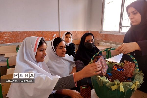 جلسه آموزش بهداشت دوران بلوغ در دبستان دخترانه قیام کهریزک