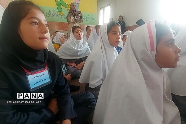 جلسه آموزش بهداشت دوران بلوغ در دبستان دخترانه قیام کهریزک