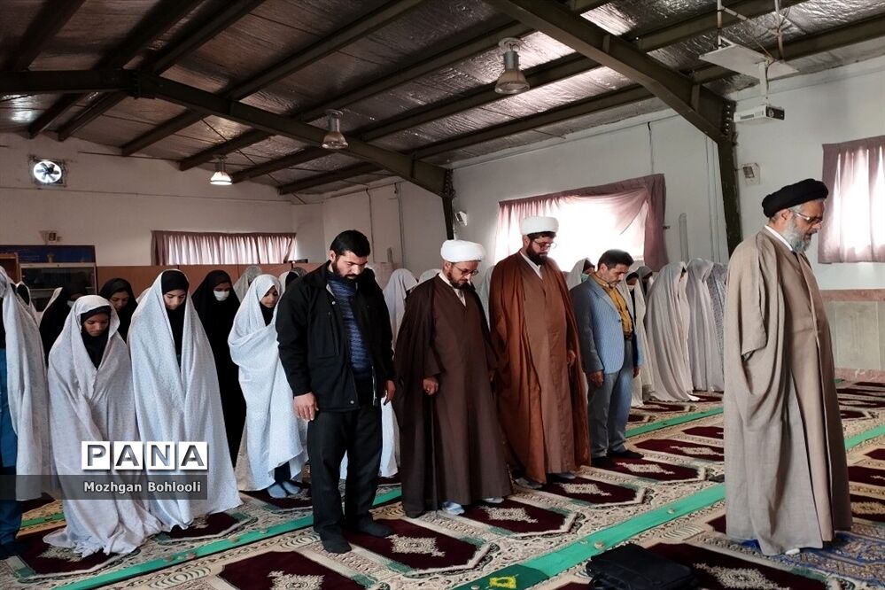 برگزاری نماز جماعت در دبیرستان دخترانه رضوانه شاهبیکی سربیشه