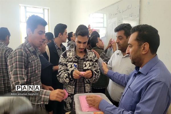 مشق دموکراسی دانش‌آموزان دبیرستان نمازی شیراز