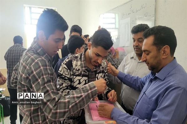 مشق دموکراسی دانش‌آموزان دبیرستان نمازی شیراز