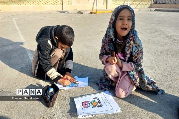 نقاشی همگانی با موضوع کتاب و کتابخوانی در مدرسه امام رضا(ع)