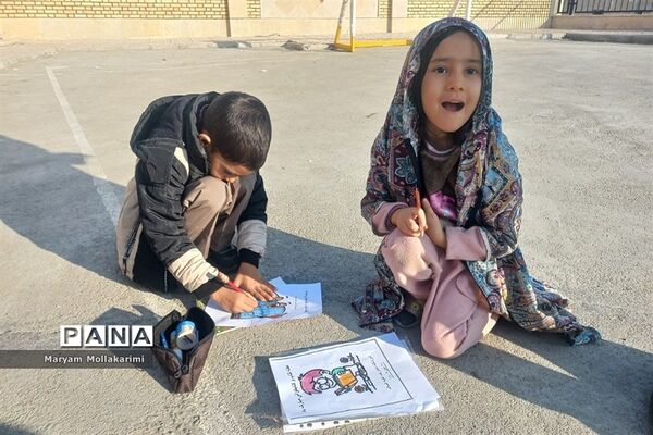 نقاشی همگانی با موضوع کتاب و کتابخوانی در مدرسه امام رضا(ع)
