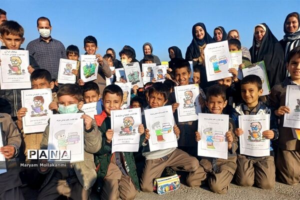نقاشی همگانی با موضوع کتاب و کتابخوانی در مدرسه امام رضا(ع)