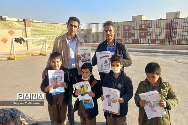 نقاشی همگانی با موضوع کتاب و کتابخوانی در مدرسه امام رضا(ع)