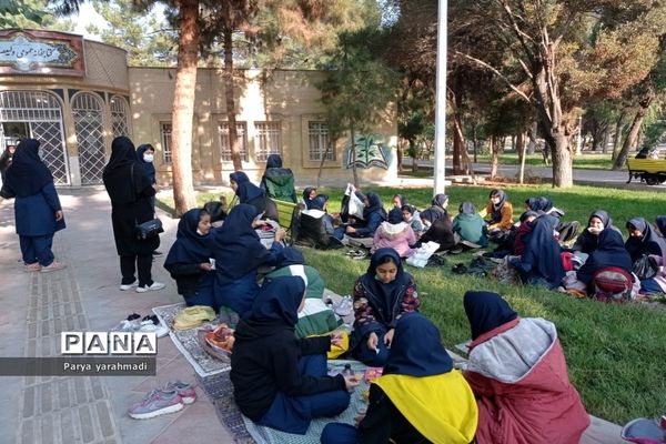 بازدید از کتابخانه ولیعصر شهرستان ورامین به‌مناسبت روز کتاب و کتابخوانی و کتابدار